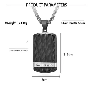 Collana da uomo in acciaio al titanio con pendente rettangolare, trama in carbonio e diamanti
