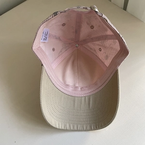 Détail intérieur de casquette de baseball en coton respirant avec visière kaki et broderie