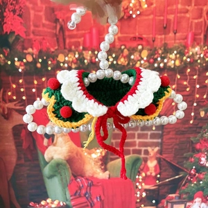 Vue détaillée du collier de Noël tricoté pour animaux avec pompons colorés festifs