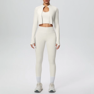 Dettaglio set yoga 3 pezzi con leggings a vita alta e giacca con zip e asole per pollici