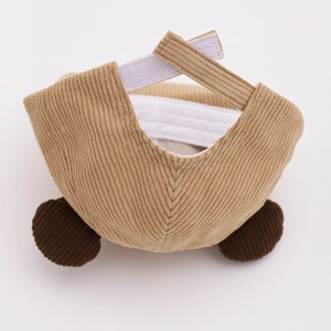Détail du bonnet bébé en velours côtelé montrant la bande velcro réglable au dos