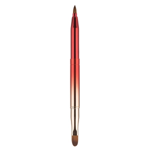 Detail eines ausziehbaren Doppelkopf-Make-up-Pinsels mit rot-goldenem Metallgehäuse