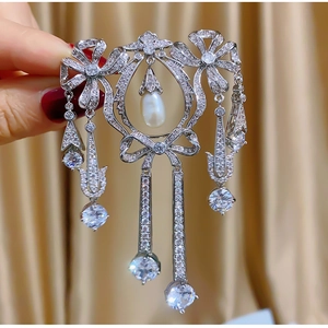 Broche nœud luxueuse en argent avec zircone et pampilles de perles en goutte