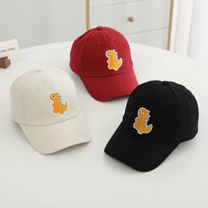 Détail de la broderie dinosaure mignon sur des casquettes de baseball pour enfants
