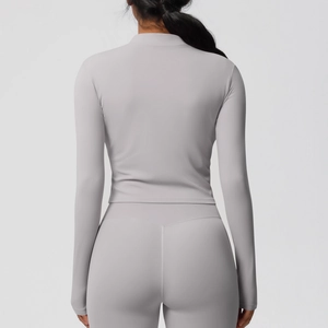 Vue arrière de la veste de sport grise ajustée et du legging de yoga pour femmes