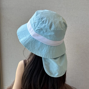 Détail du chapeau soleil bleu clair avec filet respirant et long protège-nuque arrière