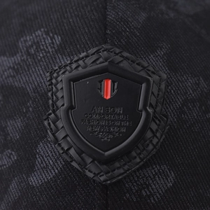 Klassische schwarze Baseballkappe mit gesticktem Schild-Patch und Graffiti-Details