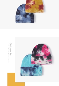 Dettaglio ravvicinato dei motivi tie-dye e della trama a maglia a coste di quattro berretti