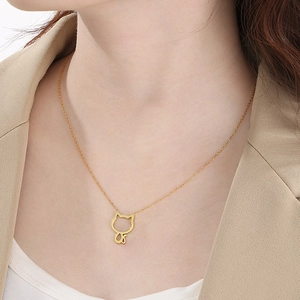 Élégant collier doré avec pendentif chat évidé sur modèle, bijou minimaliste en acier