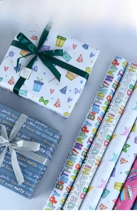 Détail de rouleaux de papier cadeau d'anniversaire avec rubans et étiquettes