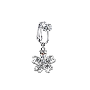 Détail d'un clip d'oreille coeur argenté avec motif de fleur en zircone brillant