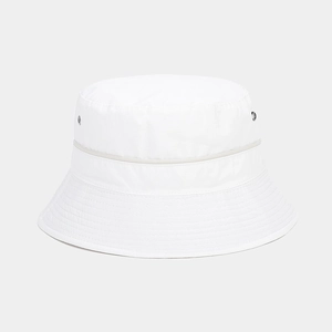 Détail d'un chapeau bob blanc imperméable avec œillets métalliques et bords surpiqués