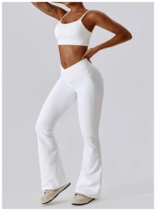 Détail de la texture d'un ensemble de yoga côtelé blanc avec pantalon évasé et brassière