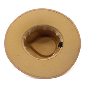 Vista interna del cappello fedora in feltro cammello con fascia interna ed etichette