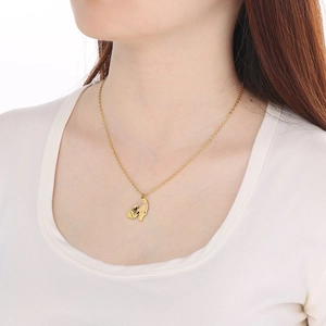 Gros plan d'un collier en acier inoxydable doré avec un pendentif de demande en mariage