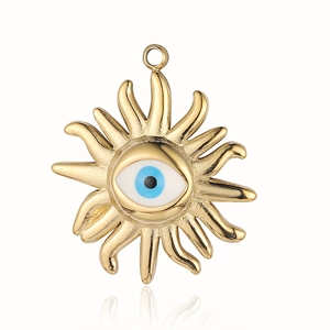 Detailansicht eines goldenen Sonnenanhängers mit blauem Evil-Eye-Zentrum und Aufhängung