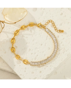 Détail du bracelet doré avec pierres en zircon rectangulaires sur pierre blanche