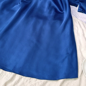 Pyjama 5 pièces en satin bleu foncé pour femme avec une texture soyeuse et lisse de luxe
