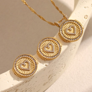 Vue détaillée d'une parure en plaqué or 18 carats avec pendentifs cœur sertis de zircons