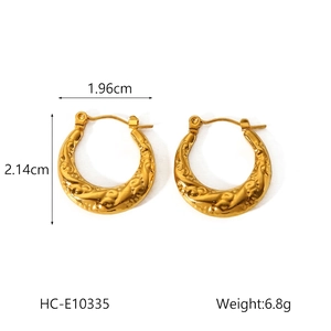 Vue détaillée des boucles d'oreilles dorées en U avec texture et dimensions