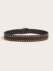Vue detaillee d'une ceinture en daim marron fonce avec doubles rangees de rivets