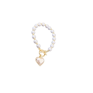 Elegante bracciale di perle con ciondolo a cuore dorato e chiusura a levetta
