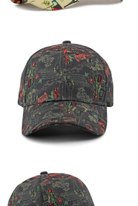 Primer plano detallado de gorra gris oscuro con estampados artísticos y motivos de la Torre Eiffel