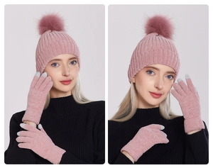 Detail von rosa Chenille-Strickmütze und Touchscreen-Handschuhen mit Kunstpelz-Bommel