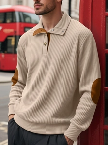 Détail du polo en maille côtelée pour homme avec col contrasté et patchs aux coudes en extérieur