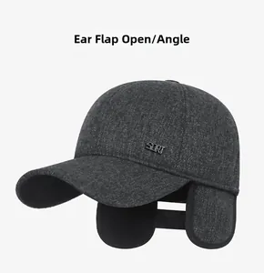 Dettaglio cappello invernale in tweed grigio con paraorecchie e stemma metallico SORT argento