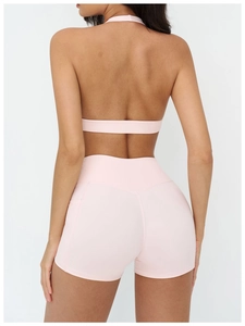Vista posteriore del set reggiseno sportivo con schiena a incrocio e shorts rosa chiaro