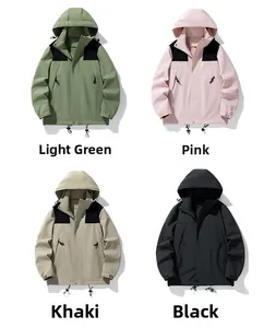 Detailansicht der Outdoorjacke mit verstellbarer Kapuze und Klettverschlüssen