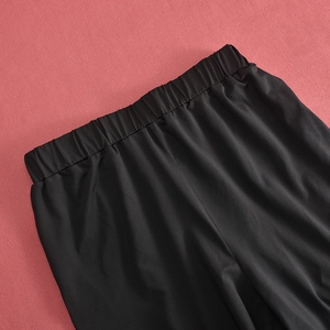 Détail de la taille élastique haute élasticité sur pantalon noir avec texture plissée