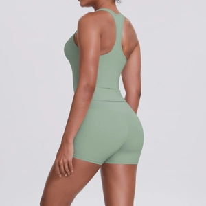 Vue détaillée du soutien-gorge de sport dos nageur et du short taille haute vert sauge