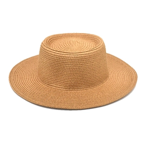 Minimalistischer hellbrauner Strohhut mit flacher Krone und breiter Krempe für Sonnenschutz