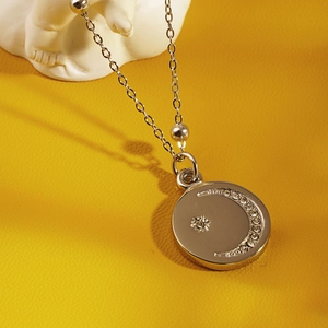 Collier en acier inoxydable avec pendentif lune et étoile orné de pierres de zircon