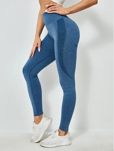 Détail de legging de sport bleu sans couture à taille haute avec tissu respirant et effet galbant
