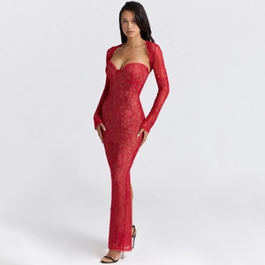 Detailweergave van de rode kanten lange jurk set met strapless jurk en sjaal met mouwen