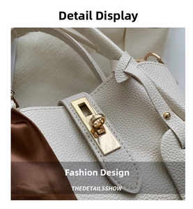 Détail du sac à main en cuir blanc avec fermoir doré et accessoire de foulard en soie