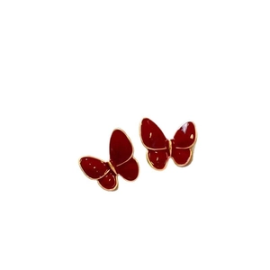 Eleganti orecchini a perno a farfalla in smalto rosso intenso con bordo dorato da donna
