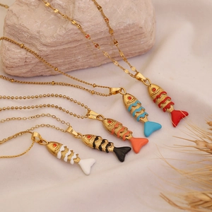 Colliers carpe koi en émail en cinq couleurs avec pendentifs articulés en métal doré