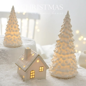 Minimalistisches Weihnachtshaus und Baum aus weißer Keramik mit warmen LED-Lichtern