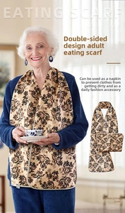 Bavoir adulte imperméable avec motif élégant double face présenté sur un mannequin