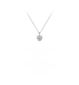 Détail macro du pendentif cœur en argent S925 avec cristal de zircon scintillant