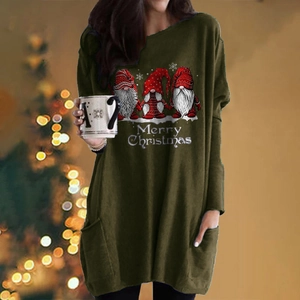 Detail von Weihnachtswichtel-Print und Merry Christmas-Schriftzug auf olivgrünem Kleid