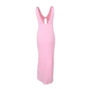 Détail de la robe longue rose ajustée avec décolleté en V profond et dos ouvert chic