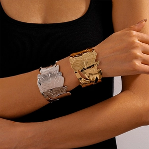 Bracelets manchettes ouverts en forme de feuille métallique dorée et argentée polie