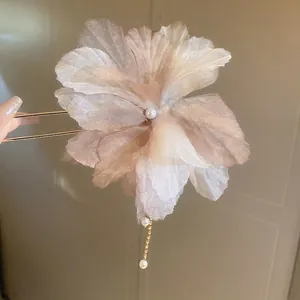 Épingle à cheveux fleur en tissu 3D avec pompon en perles et fourche dorée