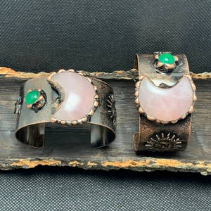 Nahaufnahme der Vintage-Bronzemanchette mit Rosenquarz und Aventurin-Einlagen