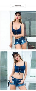 Dettaglio di pantaloncini di jeans a vita alta con strappi e nastro laterale stampa love